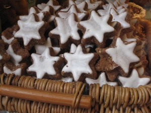 Iced stars in the window of the fanciest bakery on rue Montorgueil - Stohler